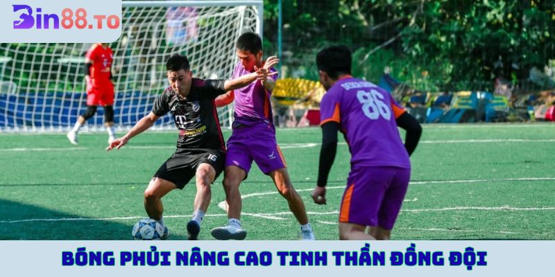 Tham gia bóng phủi nâng cao tinh thần đồng đội